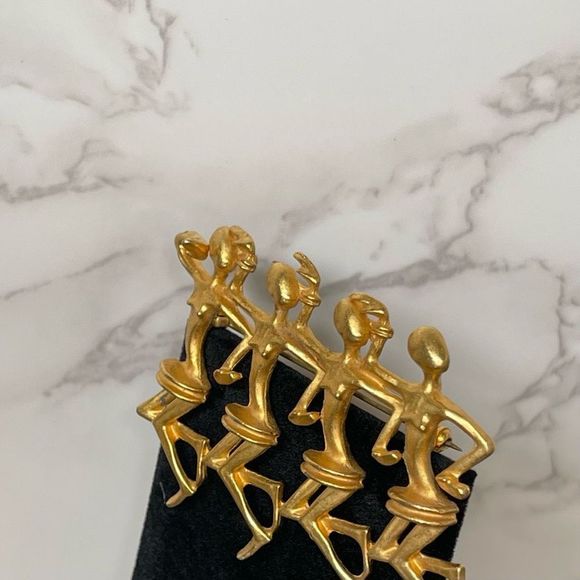 Vintage Dancers chorus line Brushed and Polished Gold Tone Plated Brooch Pin - Picture 3 of 4